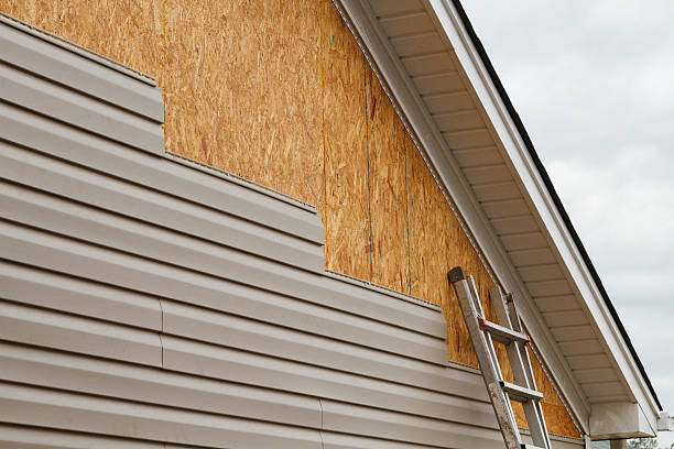 Professional Siding technician working in Warrenton, VA